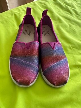 Toms Kids Glitter Slip-On Sneakers in Pink Multi-Color